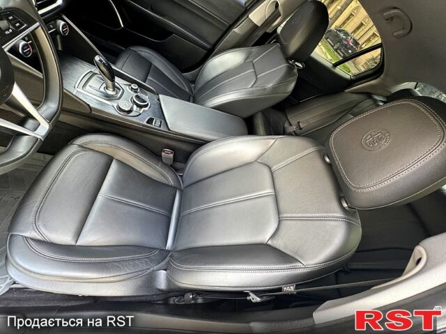 Белый Альфа Ромео Джулия, объемом двигателя 2 л и пробегом 110 тыс. км за 25000 $, фото 10 на Automoto.ua