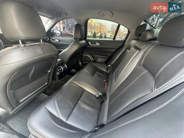 Белый Альфа Ромео Джулия, объемом двигателя 2 л и пробегом 110 тыс. км за 25000 $, фото 36 на Automoto.ua