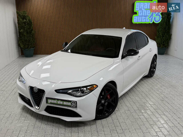 Белый Альфа Ромео Джулия, объемом двигателя 2 л и пробегом 55 тыс. км за 23000 $, фото 7 на Automoto.ua