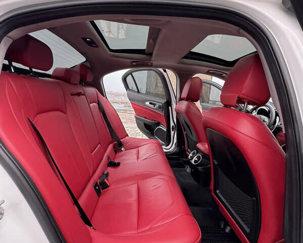 Белый Альфа Ромео Джулия, объемом двигателя 2 л и пробегом 40 тыс. км за 24999 $, фото 10 на Automoto.ua