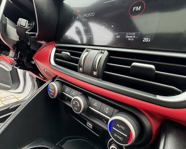 Білий Альфа Ромео Джулія, об'ємом двигуна 2 л та пробігом 40 тис. км за 22999 $, фото 14 на Automoto.ua