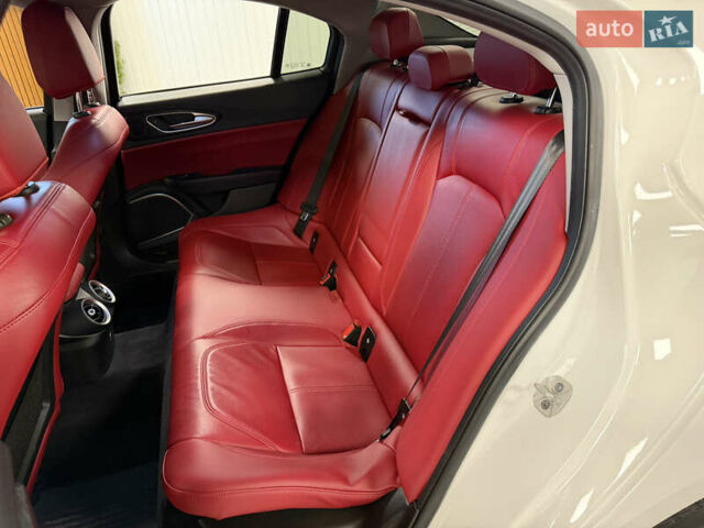 Белый Альфа Ромео Джулия, объемом двигателя 2 л и пробегом 55 тыс. км за 23000 $, фото 38 на Automoto.ua