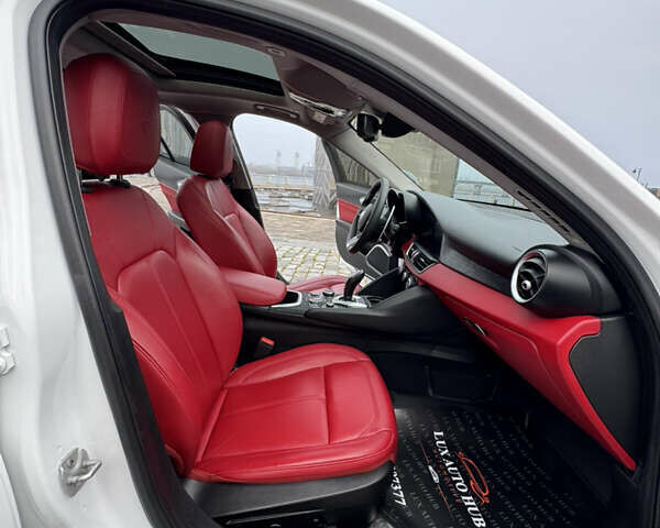 Білий Альфа Ромео Джулія, об'ємом двигуна 2 л та пробігом 40 тис. км за 22999 $, фото 125 на Automoto.ua