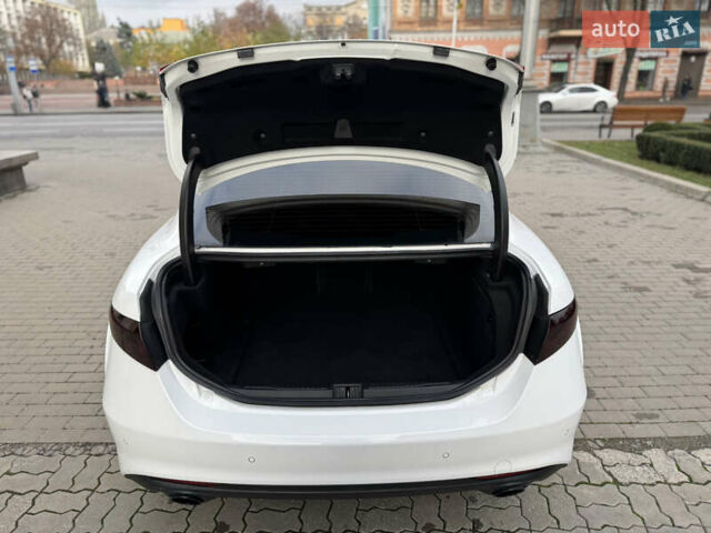 Белый Альфа Ромео Джулия, объемом двигателя 2 л и пробегом 110 тыс. км за 25000 $, фото 31 на Automoto.ua