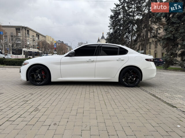 Белый Альфа Ромео Джулия, объемом двигателя 2 л и пробегом 110 тыс. км за 19000 $, фото 4 на Automoto.ua