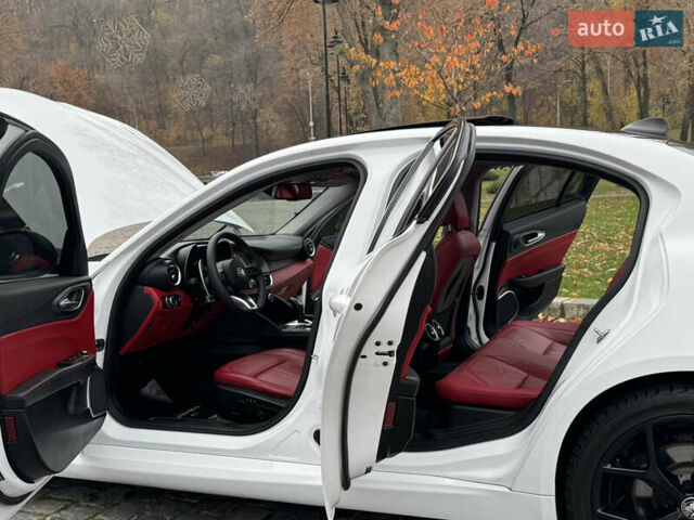 Білий Альфа Ромео Джулія, об'ємом двигуна 2 л та пробігом 40 тис. км за 22999 $, фото 107 на Automoto.ua