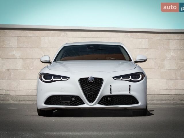 Белый Альфа Ромео Джулия, объемом двигателя 2 л и пробегом 82 тыс. км за 23800 $, фото 6 на Automoto.ua