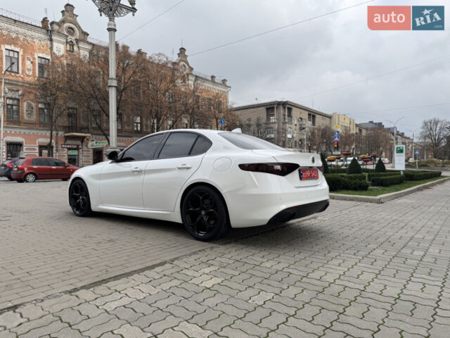 Белый Альфа Ромео Джулия, объемом двигателя 2 л и пробегом 110 тыс. км за 19000 $, фото 9 на Automoto.ua