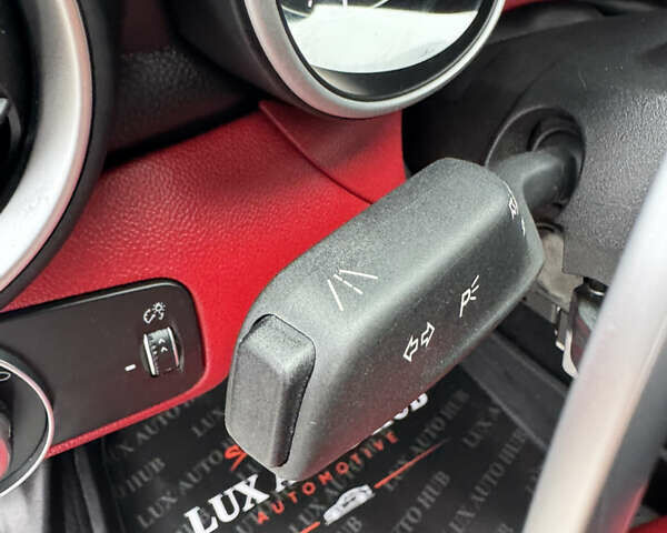 Белый Альфа Ромео Джулия, объемом двигателя 2 л и пробегом 40 тыс. км за 24999 $, фото 26 на Automoto.ua