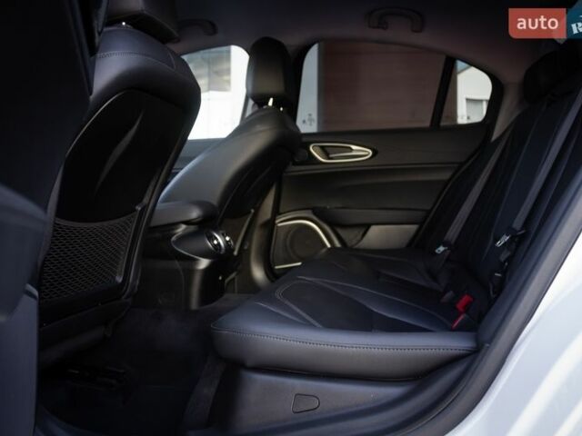 Белый Альфа Ромео Джулия, объемом двигателя 2 л и пробегом 82 тыс. км за 23800 $, фото 10 на Automoto.ua