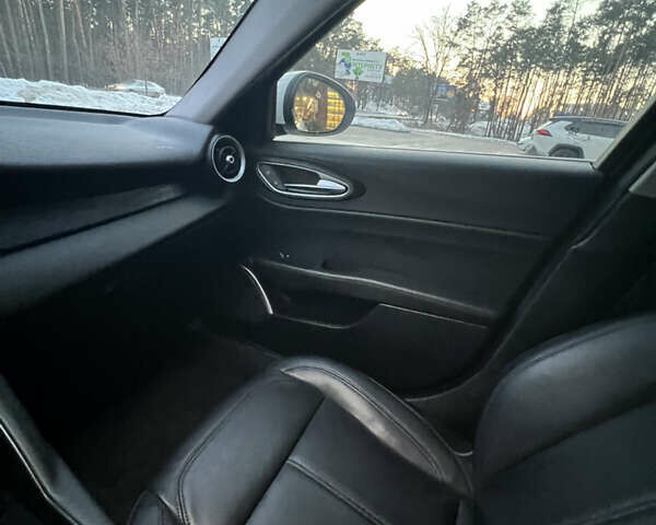 Білий Альфа Ромео Джулія, об'ємом двигуна 2 л та пробігом 82 тис. км за 24000 $, фото 15 на Automoto.ua