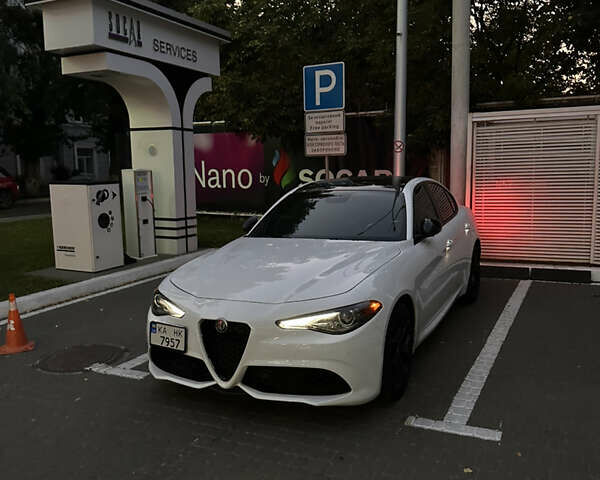 Білий Альфа Ромео Джулія, об'ємом двигуна 2 л та пробігом 45 тис. км за 28500 $, фото 2 на Automoto.ua