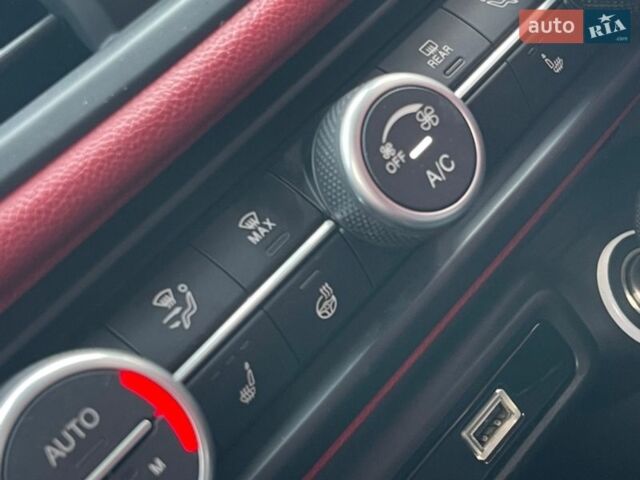 Білий Альфа Ромео Джулія, об'ємом двигуна 2 л та пробігом 74 тис. км за 21500 $, фото 8 на Automoto.ua