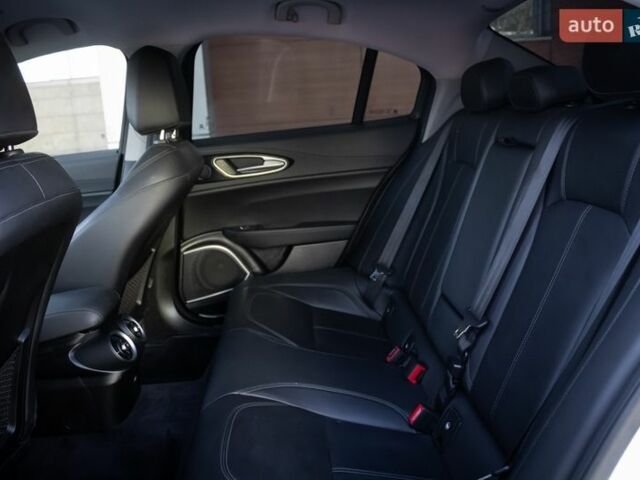 Белый Альфа Ромео Джулия, объемом двигателя 2 л и пробегом 82 тыс. км за 23800 $, фото 11 на Automoto.ua