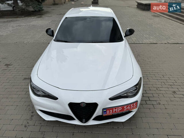 Белый Альфа Ромео Джулия, объемом двигателя 2 л и пробегом 110 тыс. км за 25000 $, фото 24 на Automoto.ua
