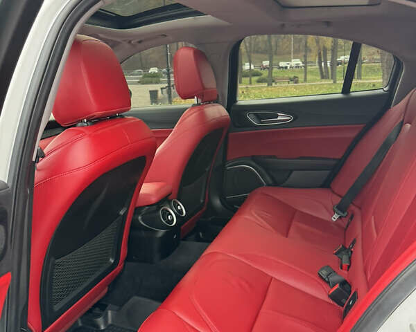 Білий Альфа Ромео Джулія, об'ємом двигуна 2 л та пробігом 40 тис. км за 22999 $, фото 34 на Automoto.ua