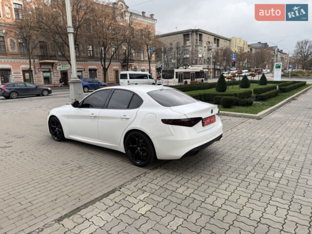 Білий Альфа Ромео Джулія, об'ємом двигуна 2 л та пробігом 110 тис. км за 19000 $, фото 8 на Automoto.ua