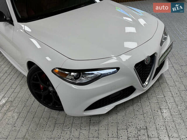 Белый Альфа Ромео Джулия, объемом двигателя 2 л и пробегом 55 тыс. км за 23000 $, фото 4 на Automoto.ua