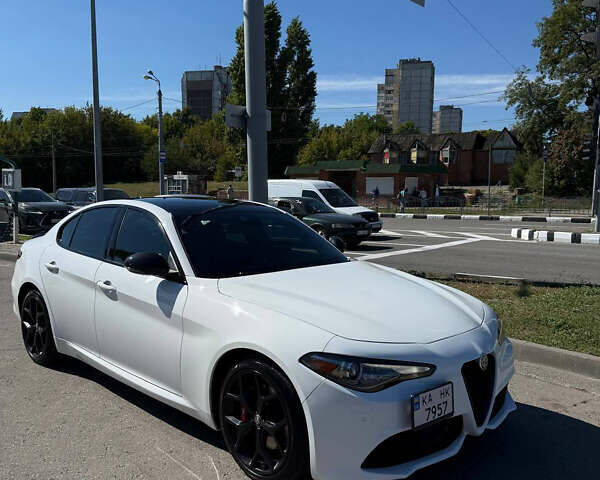 Белый Альфа Ромео Джулия, объемом двигателя 2 л и пробегом 45 тыс. км за 29000 $, фото 7 на Automoto.ua