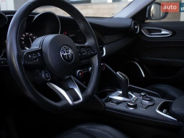 Белый Альфа Ромео Джулия, объемом двигателя 2 л и пробегом 82 тыс. км за 23800 $, фото 9 на Automoto.ua