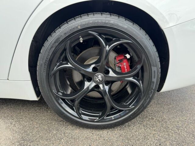 Белый Альфа Ромео Джулия, объемом двигателя 2 л и пробегом 110 тыс. км за 25000 $, фото 20 на Automoto.ua