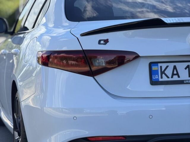 Білий Альфа Ромео Джулія, об'ємом двигуна 2 л та пробігом 129 тис. км за 20896 $, фото 6 на Automoto.ua
