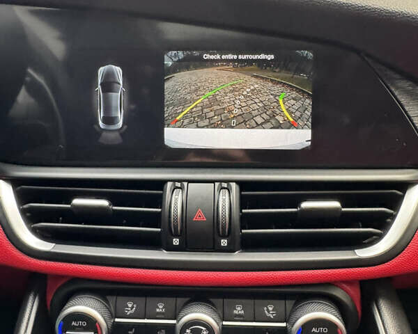 Білий Альфа Ромео Джулія, об'ємом двигуна 2 л та пробігом 40 тис. км за 22999 $, фото 80 на Automoto.ua