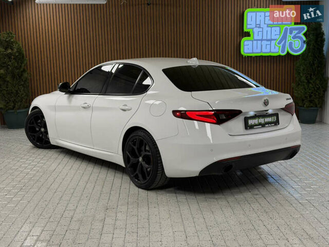 Белый Альфа Ромео Джулия, объемом двигателя 2 л и пробегом 55 тыс. км за 23000 $, фото 51 на Automoto.ua