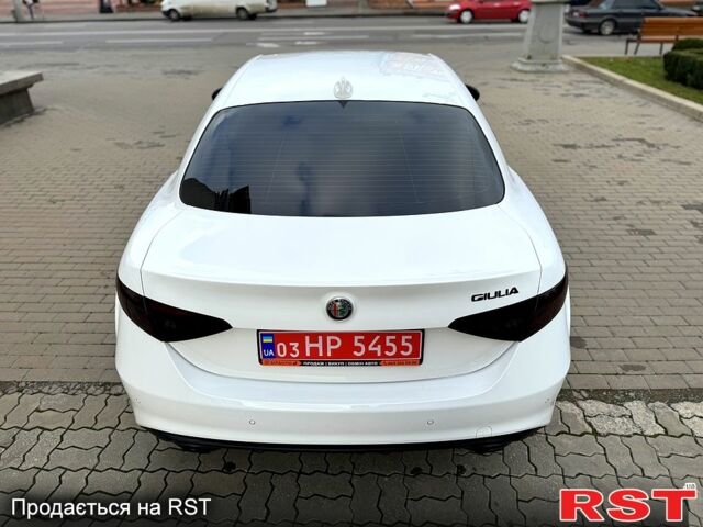 Белый Альфа Ромео Джулия, объемом двигателя 2 л и пробегом 110 тыс. км за 25000 $, фото 5 на Automoto.ua