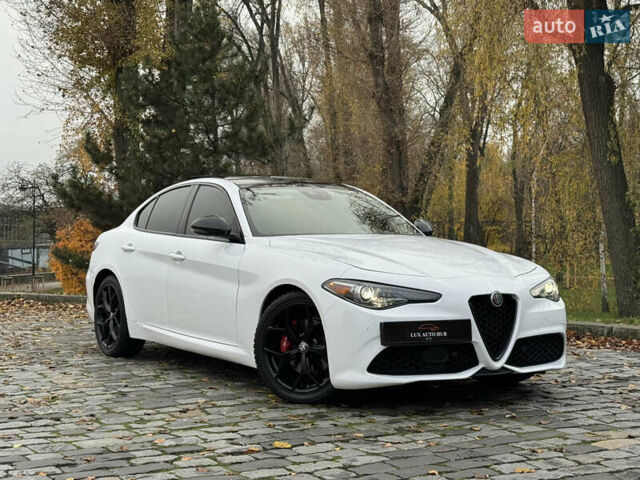 Белый Альфа Ромео Джулия, объемом двигателя 2 л и пробегом 40 тыс. км за 24999 $, фото 4 на Automoto.ua