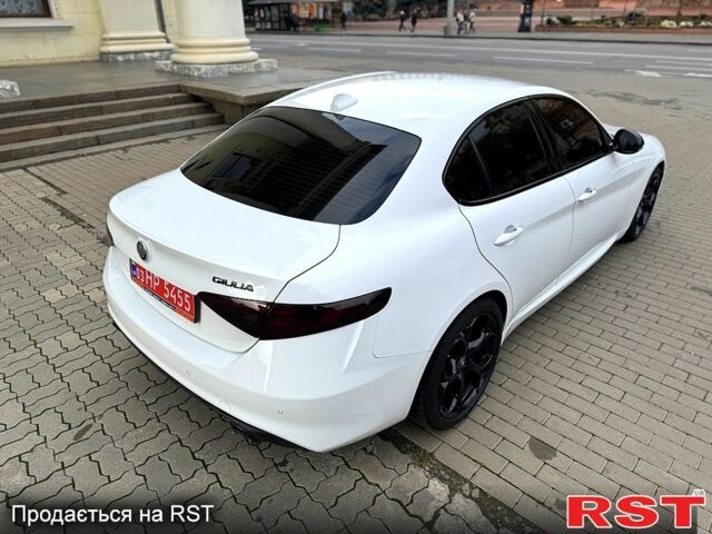 Белый Альфа Ромео Джулия, объемом двигателя 2 л и пробегом 110 тыс. км за 25000 $, фото 3 на Automoto.ua