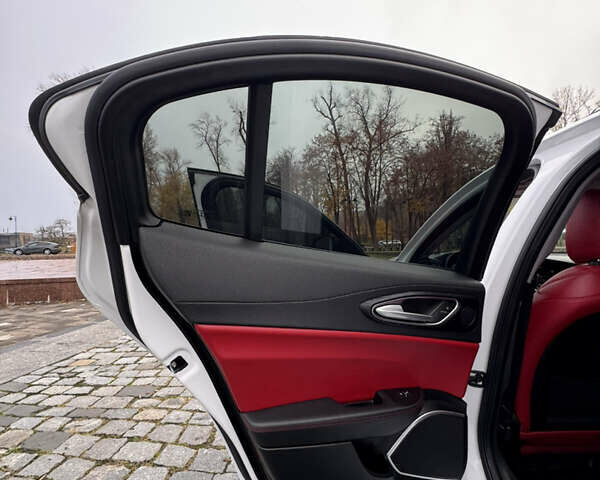 Белый Альфа Ромео Джулия, объемом двигателя 2 л и пробегом 40 тыс. км за 24999 $, фото 35 на Automoto.ua