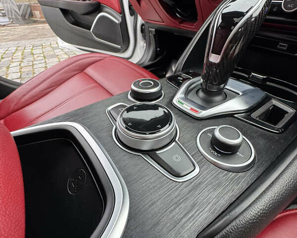 Білий Альфа Ромео Джулія, об'ємом двигуна 2 л та пробігом 40 тис. км за 22999 $, фото 131 на Automoto.ua