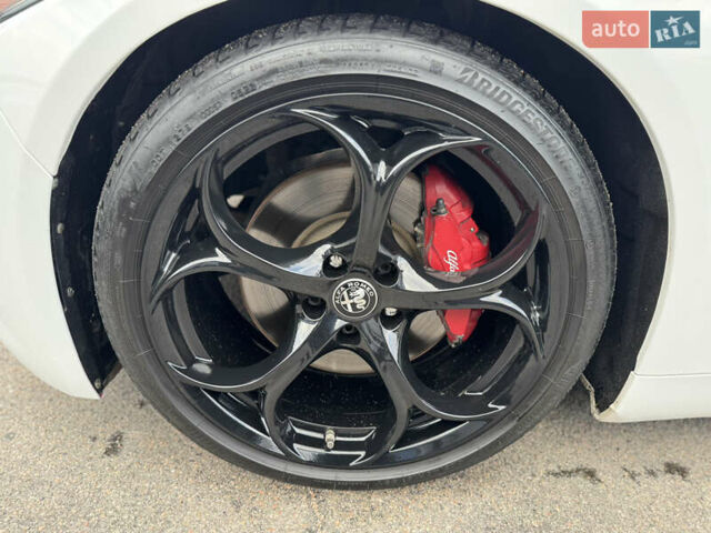 Білий Альфа Ромео Джулія, об'ємом двигуна 2 л та пробігом 110 тис. км за 20000 $, фото 62 на Automoto.ua
