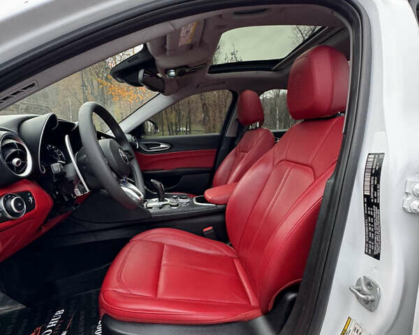 Белый Альфа Ромео Джулия, объемом двигателя 2 л и пробегом 40 тыс. км за 24999 $, фото 44 на Automoto.ua