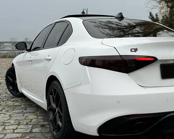 Белый Альфа Ромео Джулия, объемом двигателя 2 л и пробегом 40 тыс. км за 24999 $, фото 80 на Automoto.ua