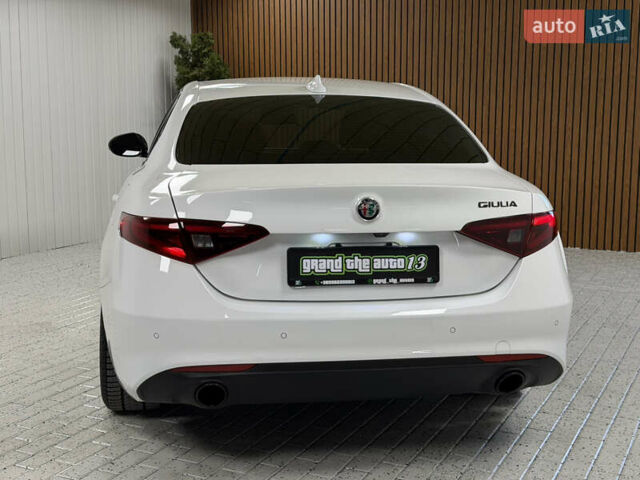 Белый Альфа Ромео Джулия, объемом двигателя 2 л и пробегом 55 тыс. км за 23000 $, фото 50 на Automoto.ua