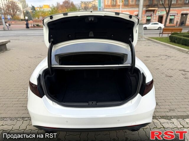 Белый Альфа Ромео Джулия, объемом двигателя 2 л и пробегом 110 тыс. км за 25000 $, фото 7 на Automoto.ua