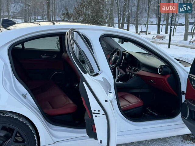 Білий Альфа Ромео Джулія, об'ємом двигуна 2 л та пробігом 40 тис. км за 22999 $, фото 151 на Automoto.ua