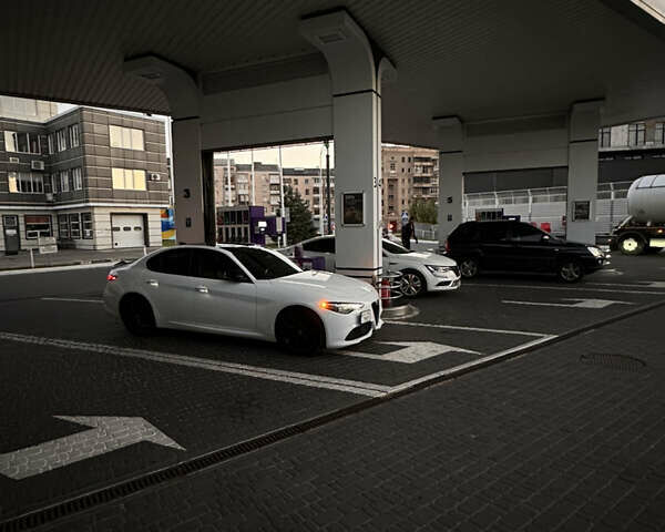 Білий Альфа Ромео Джулія, об'ємом двигуна 2 л та пробігом 45 тис. км за 28500 $, фото 1 на Automoto.ua