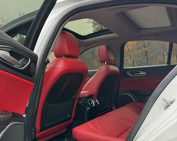 Білий Альфа Ромео Джулія, об'ємом двигуна 2 л та пробігом 40 тис. км за 22999 $, фото 32 на Automoto.ua