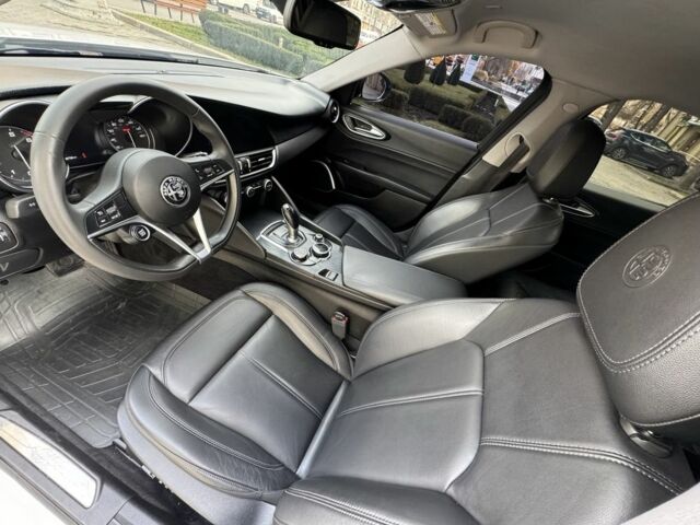 Белый Альфа Ромео Джулия, объемом двигателя 2 л и пробегом 110 тыс. км за 25000 $, фото 17 на Automoto.ua