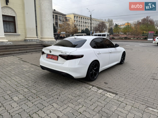 Білий Альфа Ромео Джулія, об'ємом двигуна 2 л та пробігом 110 тис. км за 19000 $, фото 16 на Automoto.ua