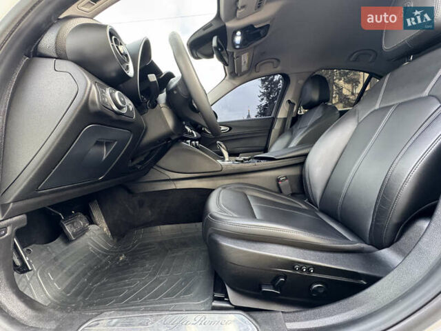 Белый Альфа Ромео Джулия, объемом двигателя 2 л и пробегом 110 тыс. км за 25000 $, фото 52 на Automoto.ua