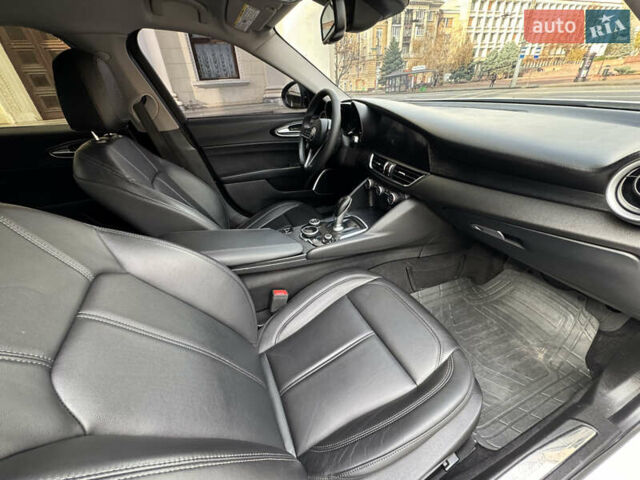 Білий Альфа Ромео Джулія, об'ємом двигуна 2 л та пробігом 110 тис. км за 20000 $, фото 49 на Automoto.ua