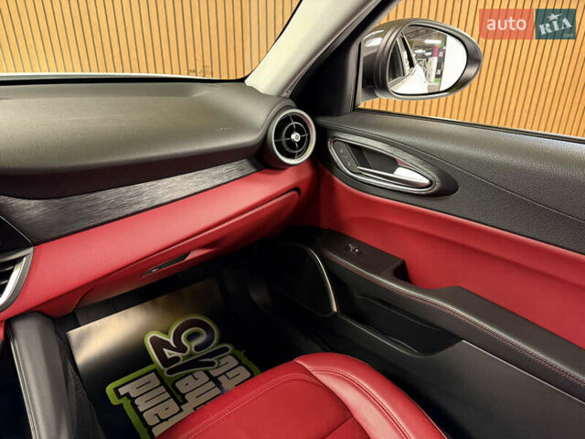 Белый Альфа Ромео Джулия, объемом двигателя 2 л и пробегом 55 тыс. км за 23000 $, фото 26 на Automoto.ua