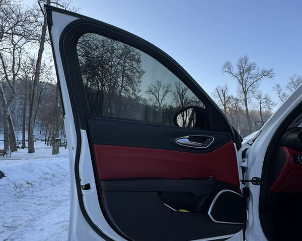 Білий Альфа Ромео Джулія, об'ємом двигуна 2 л та пробігом 40 тис. км за 22999 $, фото 148 на Automoto.ua