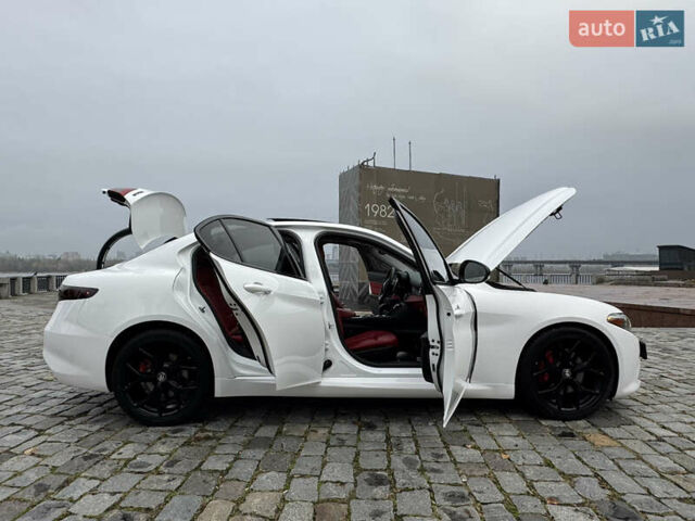 Белый Альфа Ромео Джулия, объемом двигателя 2 л и пробегом 40 тыс. км за 24999 $, фото 106 на Automoto.ua