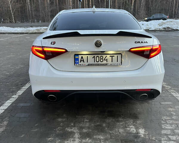Білий Альфа Ромео Джулія, об'ємом двигуна 2 л та пробігом 82 тис. км за 24000 $, фото 3 на Automoto.ua