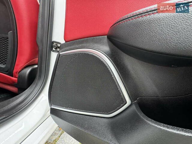 Білий Альфа Ромео Джулія, об'ємом двигуна 2 л та пробігом 40 тис. км за 22999 $, фото 119 на Automoto.ua